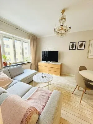 Oturma odası; doğal ışık, modern stil, ahşap zemin