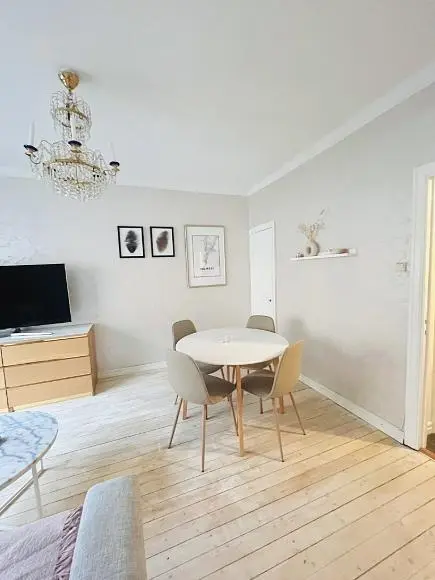 Oturma odası; ahşap zemin, doğal ışık, modern stil