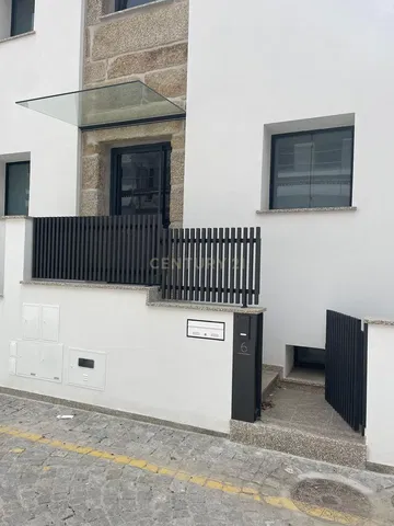 Къща и околности