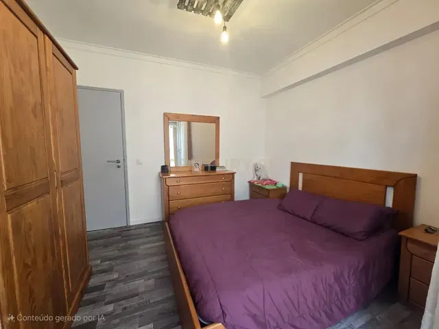 Spavaća soba; drveni pod, prirodna svjetlost