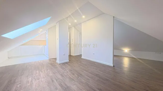 Chambre d'enfant; lumière naturelle, parquet, rénové