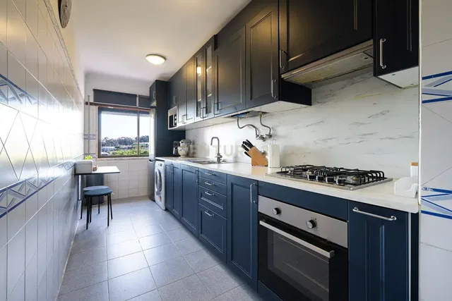 Cuisine; électroménager, vue, carrelage, lumière naturelle