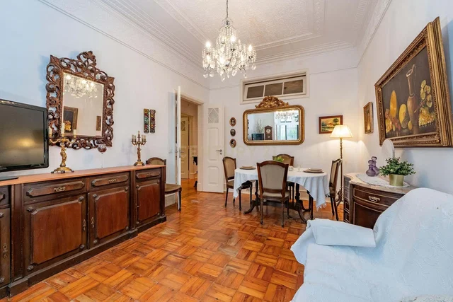 Salon; podłoga drewniana, styl rustykalny, światło dzienne