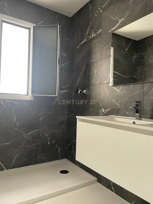 Badezimmer; fliesenboden, tageslicht, renoviert
