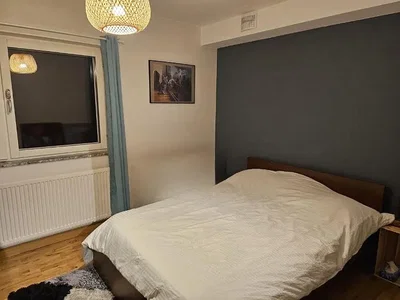 Spavaća soba; drveni pod, prirodno svjetlo