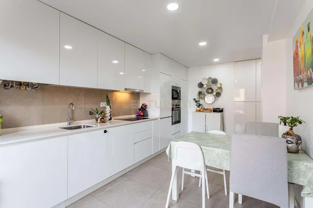 Kitchen; kitchen appliances, renovated, natural light, modern style