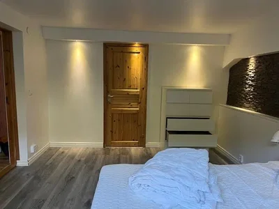 Schlafzimmer; holzboden, tageslicht