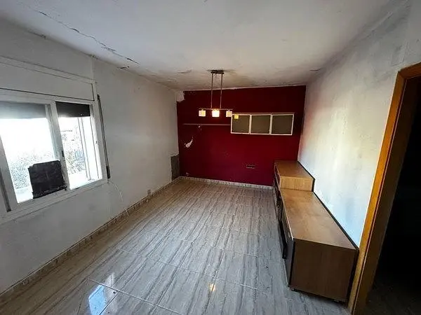 Дневна соба; плочице, потребна реновација, природно светло