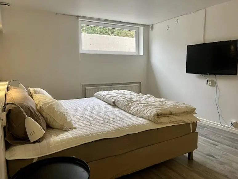 Schlafzimmer; tageslicht, holzboden