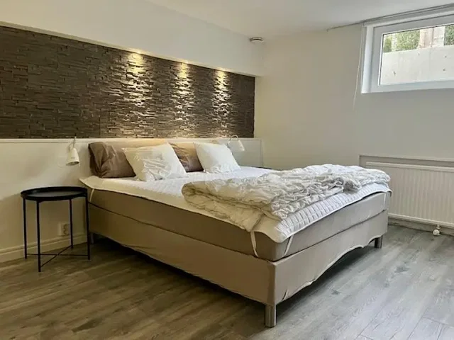 Spavaća soba; prirodna svjetlost, drveni pod