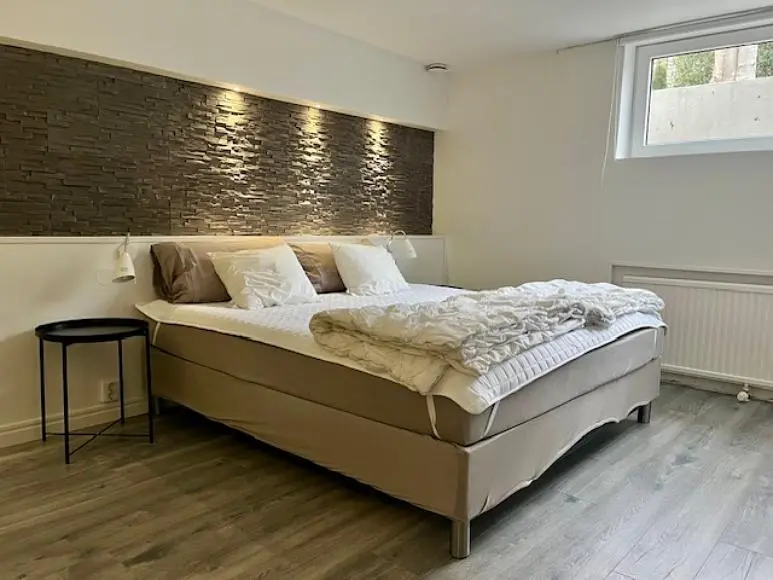Schlafzimmer; tageslicht, holzboden
