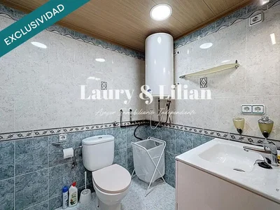 Toilette; warmwasserbereiter, fliesenboden, fliesenboden