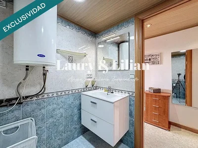 Badezimmer; warmwasserbereiter, fliesenboden, fliesenboden