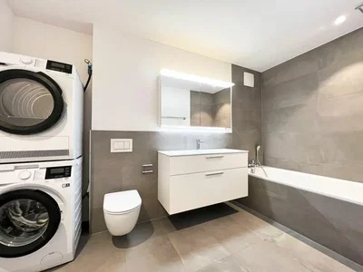 Banyo; fayans zemin, tadilatlı, doğal ışık