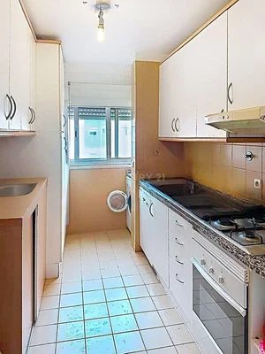 Кухиња; плочице, кухињски апарати, потребна реновација