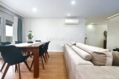 Дневна соба; дрвени под, природно светло, модерни стил