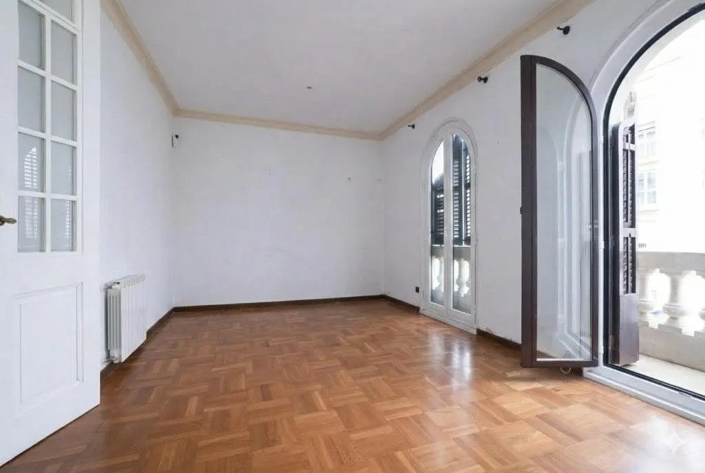 Oturma odası; ahşap zemin, doğal ışık, manzara