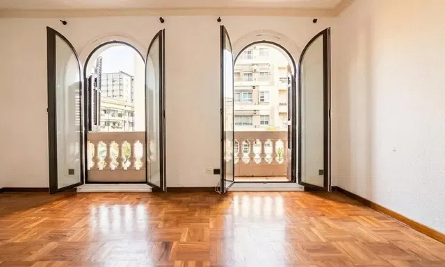 Oturma odası; manzara, ahşap zemin, doğal ışık