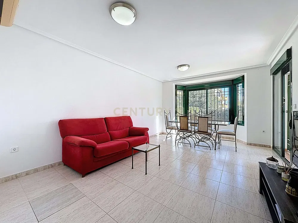 Oturma odası; fayans zemin, doğal ışık