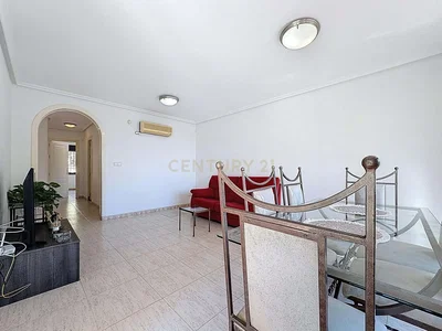 Oturma odası; fayans zemin, doğal ışık