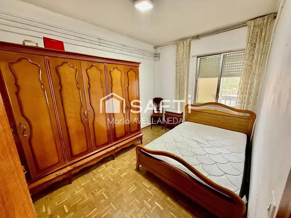 Yatak odası; ahşap zemin, doğal ışık