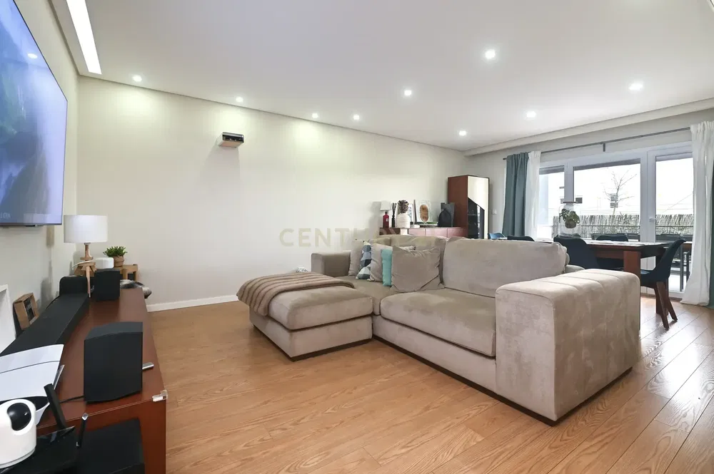 Дневна соба; дрвени под, природно светло, модерни стил