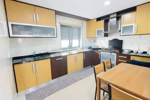 Cuisine; électroménager, carrelage, rénové, lumière naturelle, style moderne