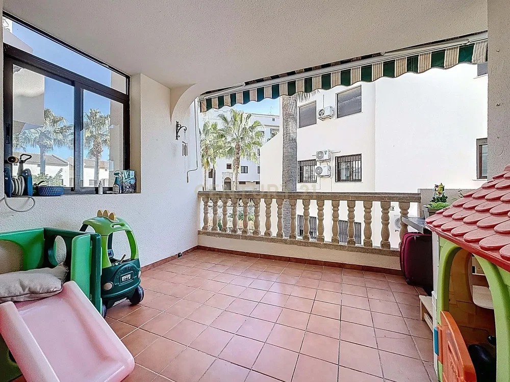 Balkon; tegelvloer, natuurlijk licht