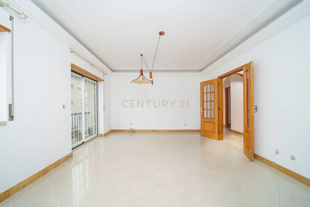 Salon; carrelage, lumière naturelle