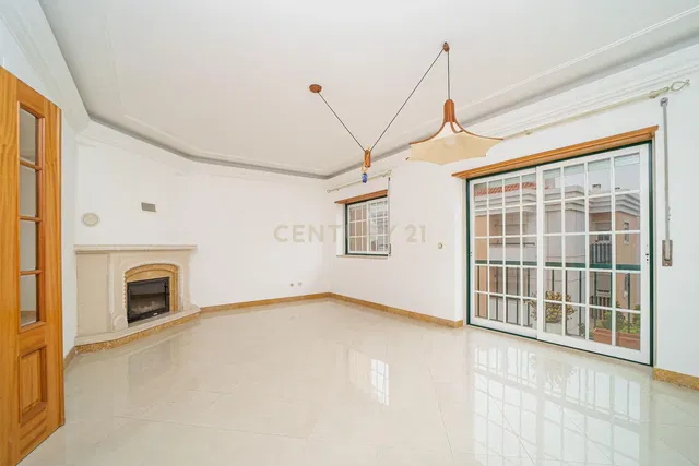 Salon; cheminée, carrelage, lumière naturelle