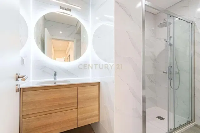 Salle de bain; carrelage, rénové, lumière naturelle, style moderne
