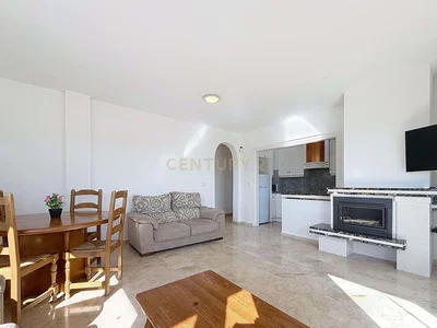 Oturma odası; şömine, doğal ışık