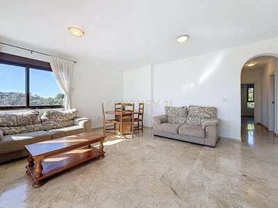 Oturma odası; manzara, fayans zemin, doğal ışık