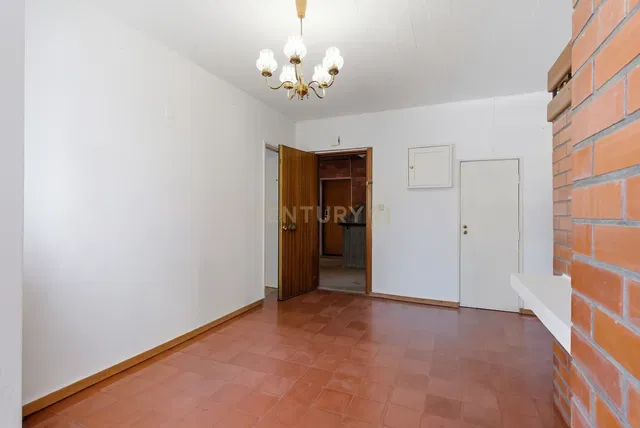 Salon; carrelage, lumière naturelle