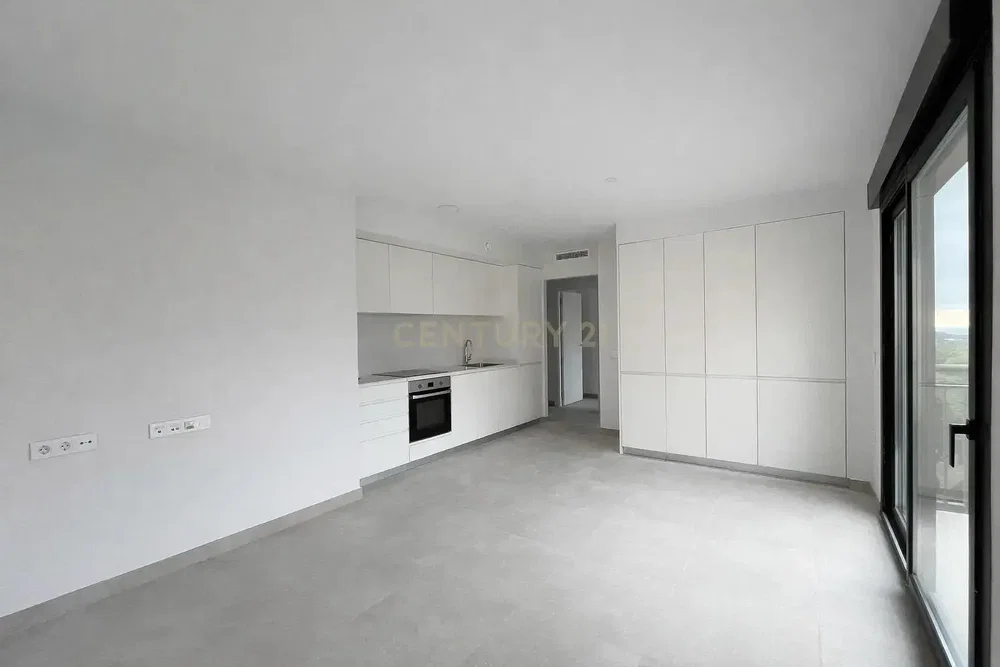 Kitchen; kitchen appliances, renovated, natural light