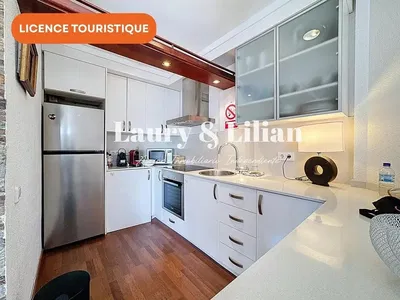 Mutfak; mutfak aletleri, ahşap zemin, doğal ışık, modern stil