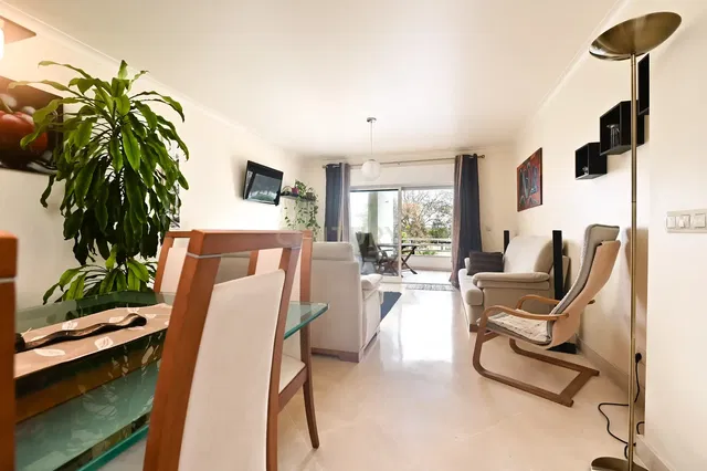 Salon; lumière naturelle, style moderne, carrelage