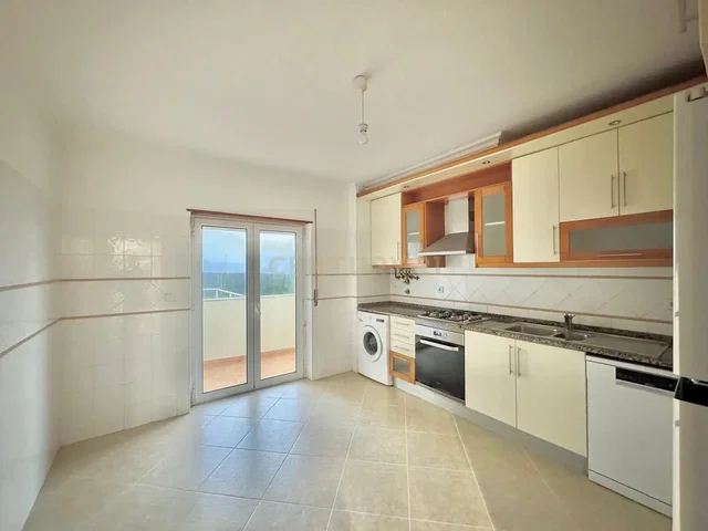 Cucina; elettrodomestici, pavimento in piastrelle, vista