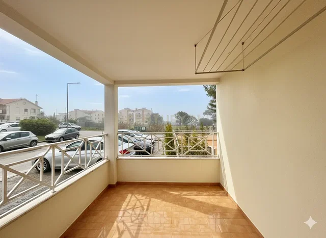Balcone; pavimento in piastrelle, vista
