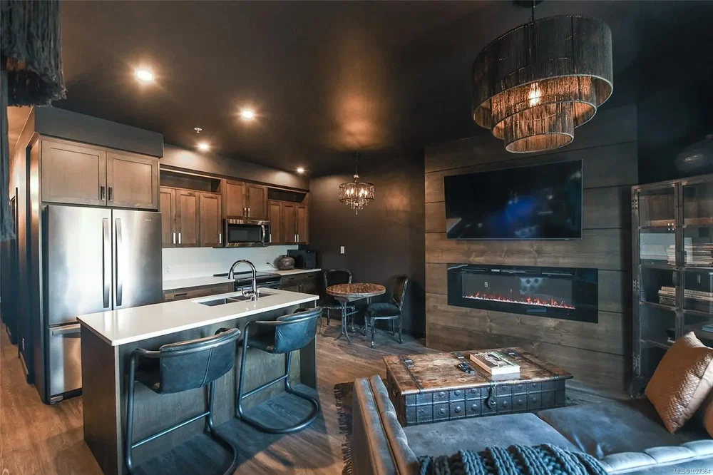 Oturma odası; mutfak aletleri, şömine, ahşap zemin, modern stil, doğal ışık