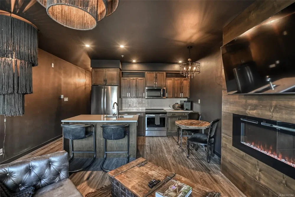 Mutfak; şömine, rustik stil, ahşap zemin