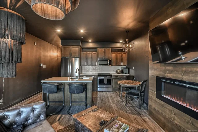 Mutfak; şömine, rustik stil, ahşap zemin