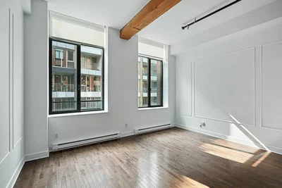 Salon; vue, poutres en bois, parquet, lumière naturelle
