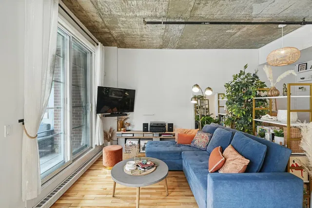 Wohnzimmer; tageslicht, moderner stil, holzboden