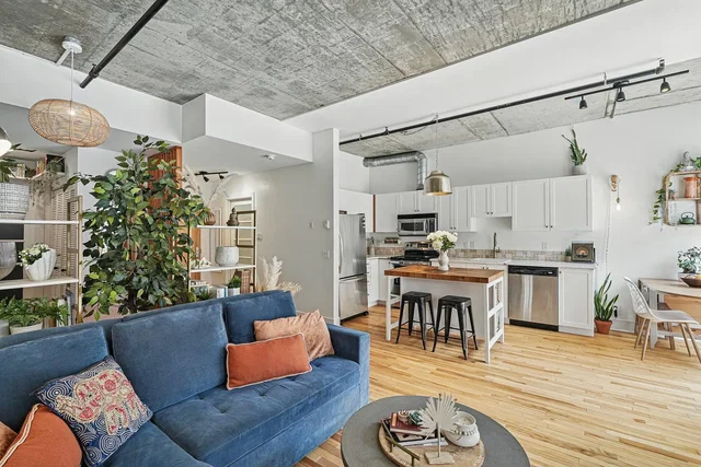 Wohnzimmer; tageslicht, holzboden, moderner stil