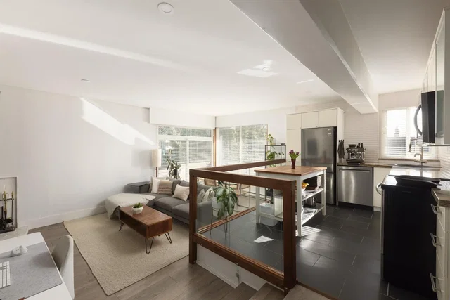 Wohnzimmer; tageslicht, küchengeräte, holzboden, fliesenboden