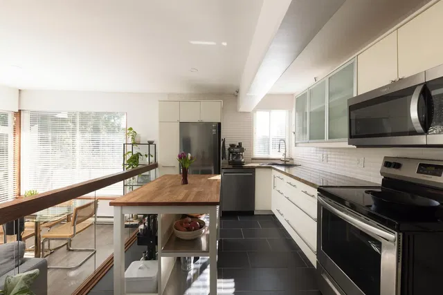 Küche; küchengeräte, tageslicht, moderner stil, fliesenboden, renoviert