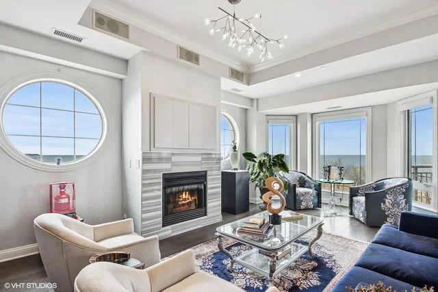 Sala de estar; lareira, vista, luz natural