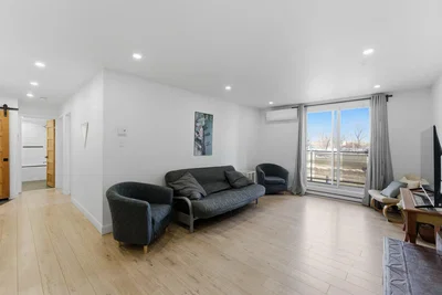 Woonkamer; natuurlijk licht, houten vloer, moderne stijl