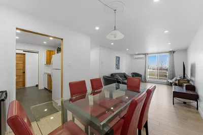 Woonkamer; natuurlijk licht, tegelvloer, houten vloer